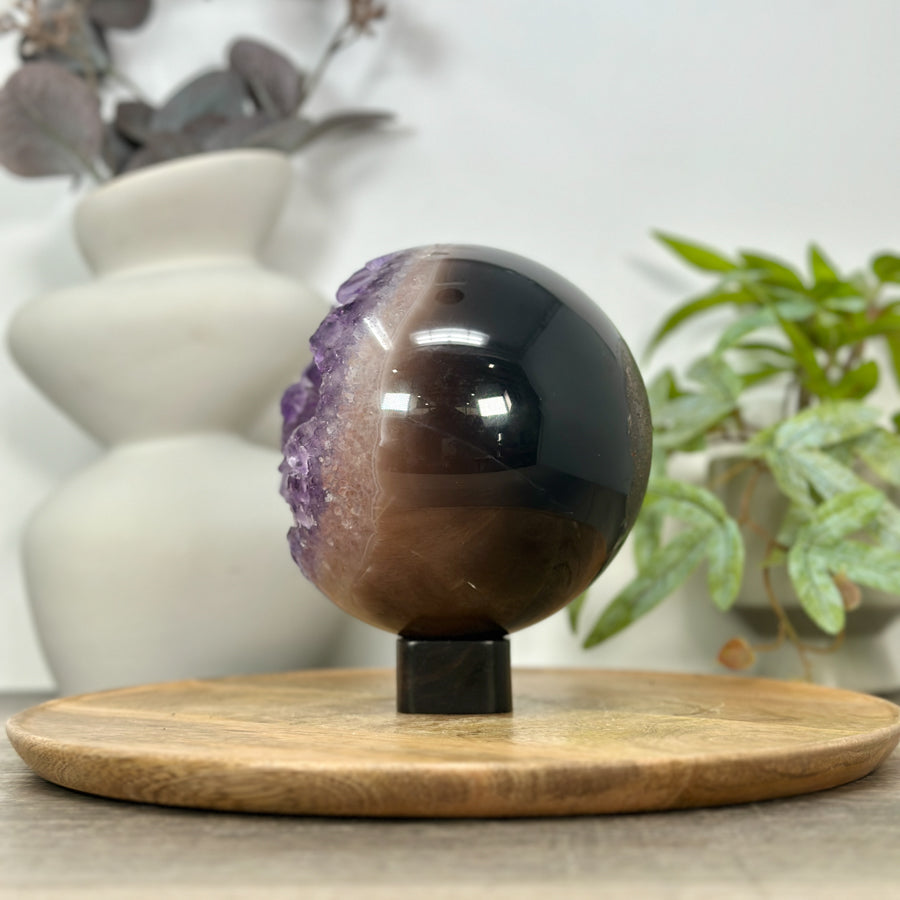 Amethyst-Achat-Steinkugel groß mit ausgewogener Kristallbildung