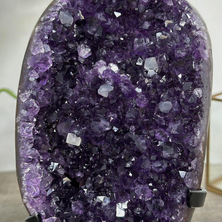 Amethyst-Kristallcluster mit satt gefärbter, königlicher Nuance