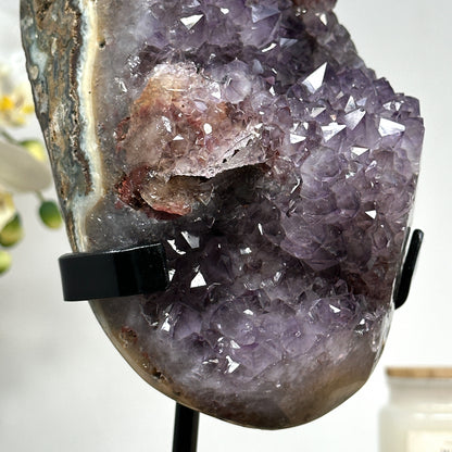 Amethyst-Cluster mit markanter Kalzitbildung