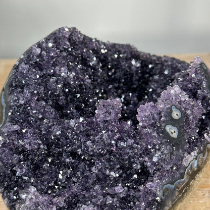 Amethyst-Geode mit dicht verwachsener Kristallstruktur