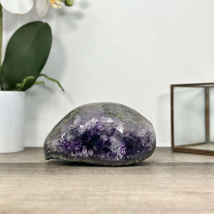 Amethyst-Geode mit großflächiger, tiefvioletter Kristallarchitektur