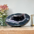Amethyst-Geode mit polierter Achat-Schale und klarer Kristallstruktur