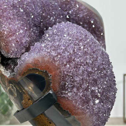 Amethyst-Cluster mit kontrastreicher Achat-Schale und lebendiger Kristallstruktur, in exklusiver Premiumqualität