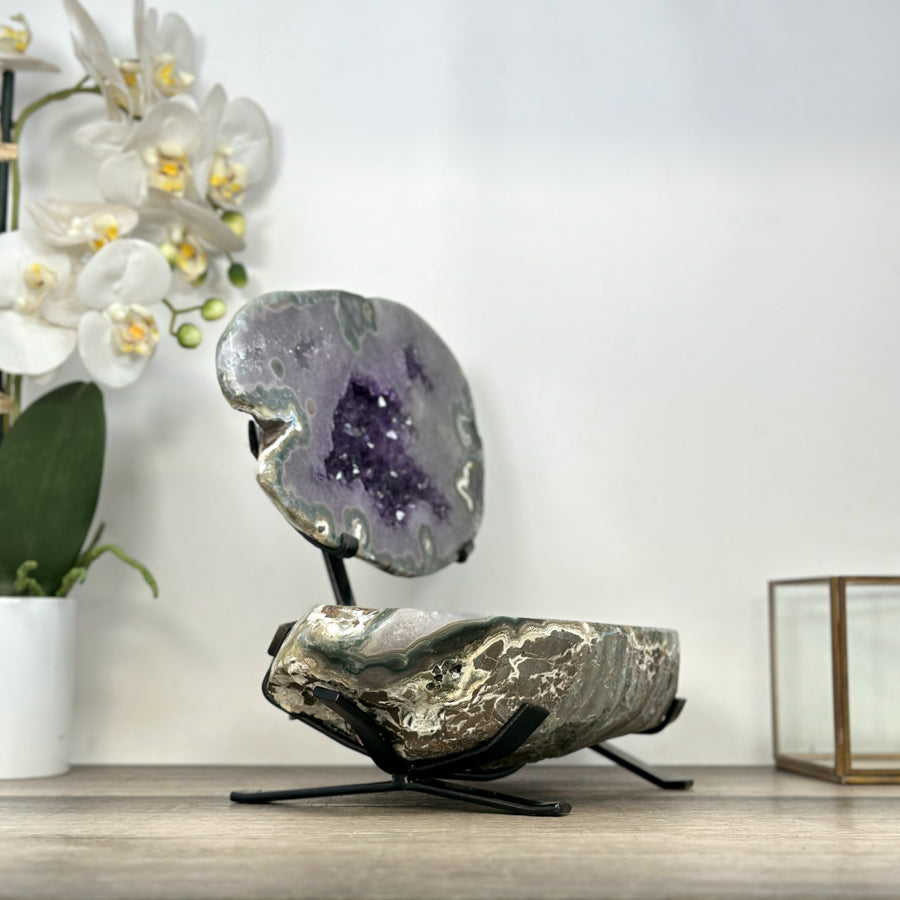 Schräge Gesamtansicht der luxuriösen Amethyst- und Grünjaspis-Schatulle im Ständer, perfekt inszeniert als kunstvolles Statement-Piece.
