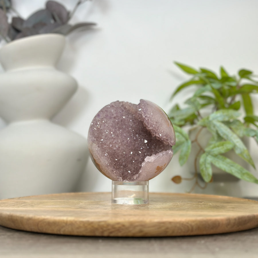 Amethyst-Jaspis-Steinkugel mit kontrastreicher Matrix und Druzy-Oberfläche