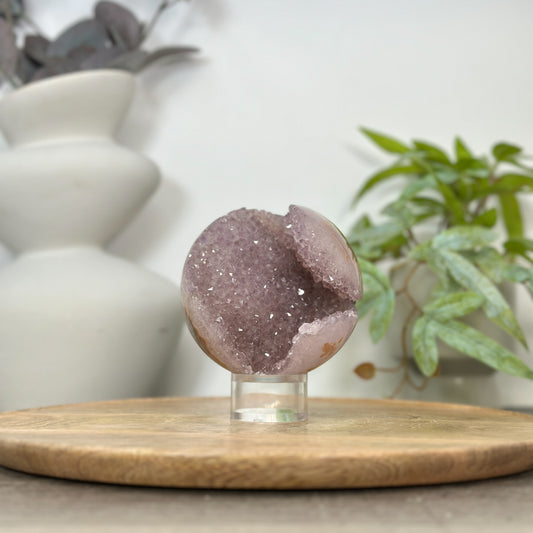 Amethyst-Jaspis-Steinkugel mit kontrastreicher Matrix und Druzy-Oberfläche