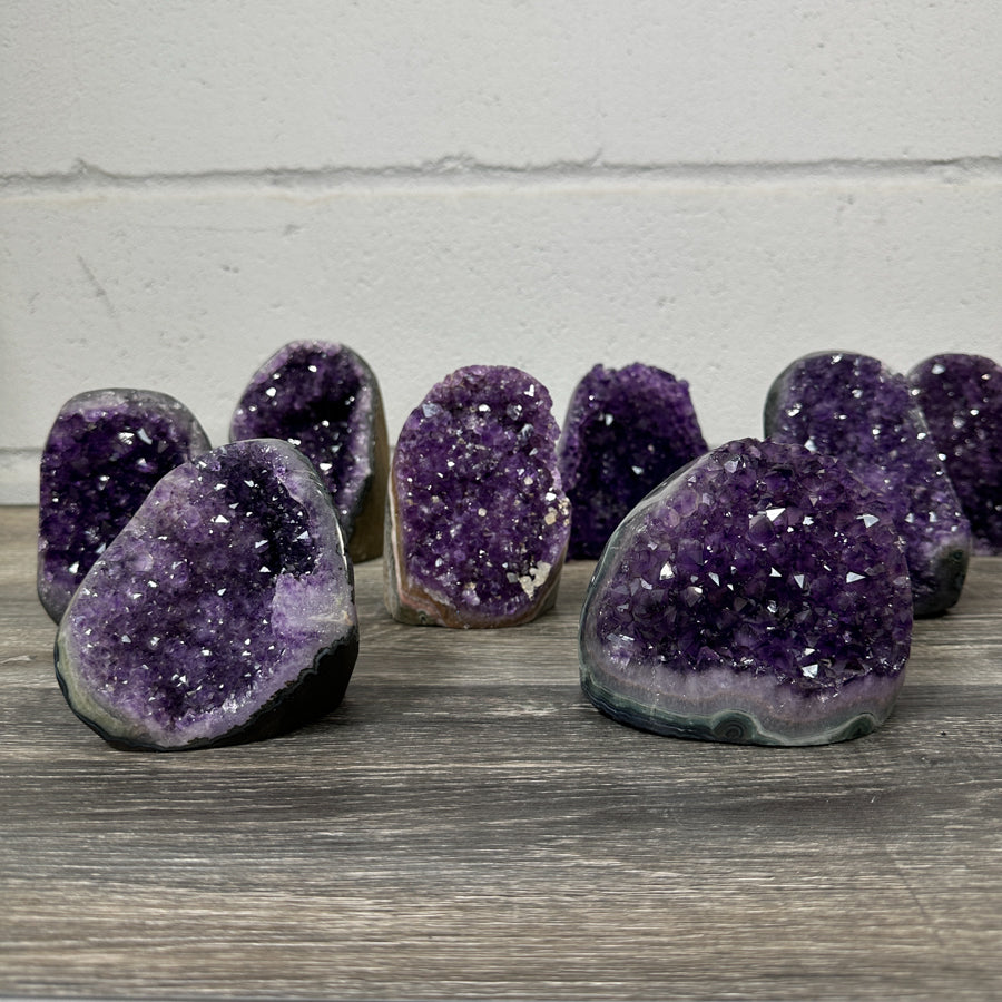 Amethyst-Kathedralen & Drusen-Set 12-teilig, mit symmetrischer Kristallarchitektur und violetter Kristallzone