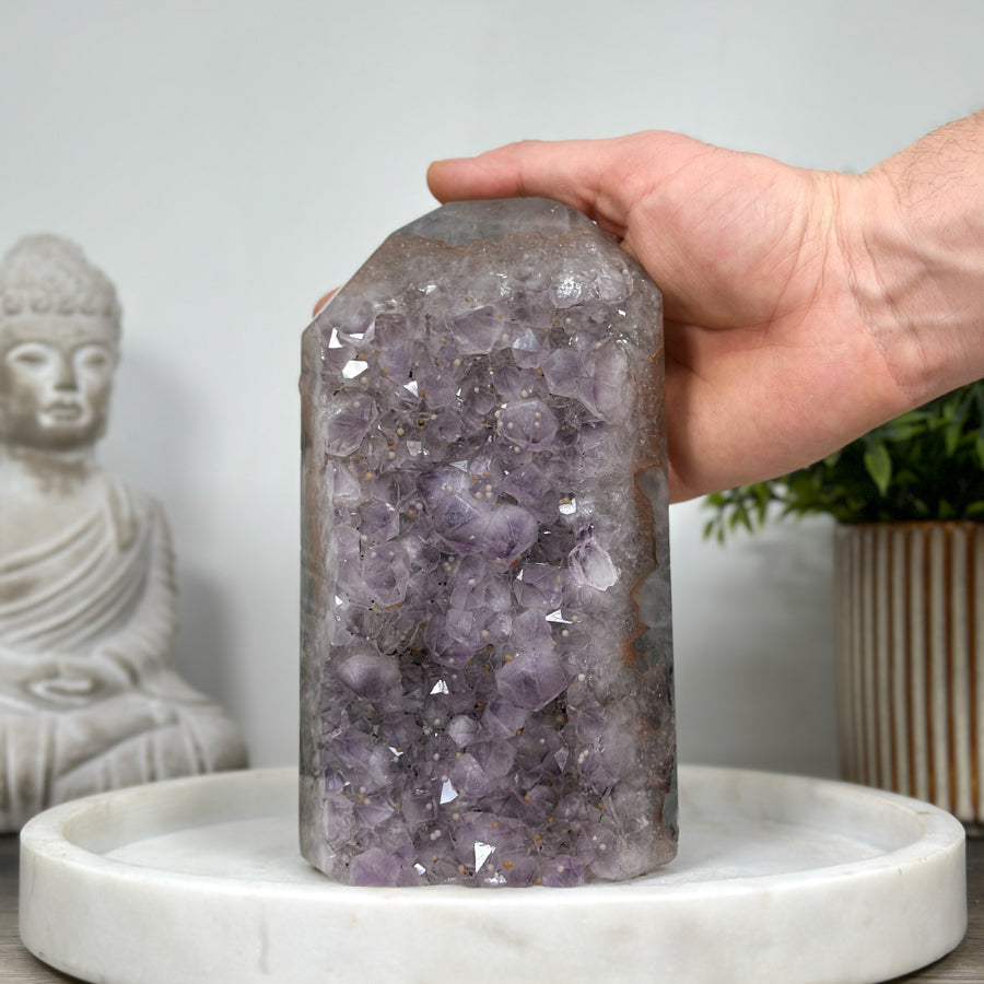 Amethyst-Obelisk  mit intensiver Kristallmatrix