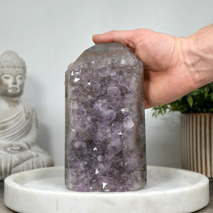 Amethyst-Obelisk  mit intensiver Kristallmatrix