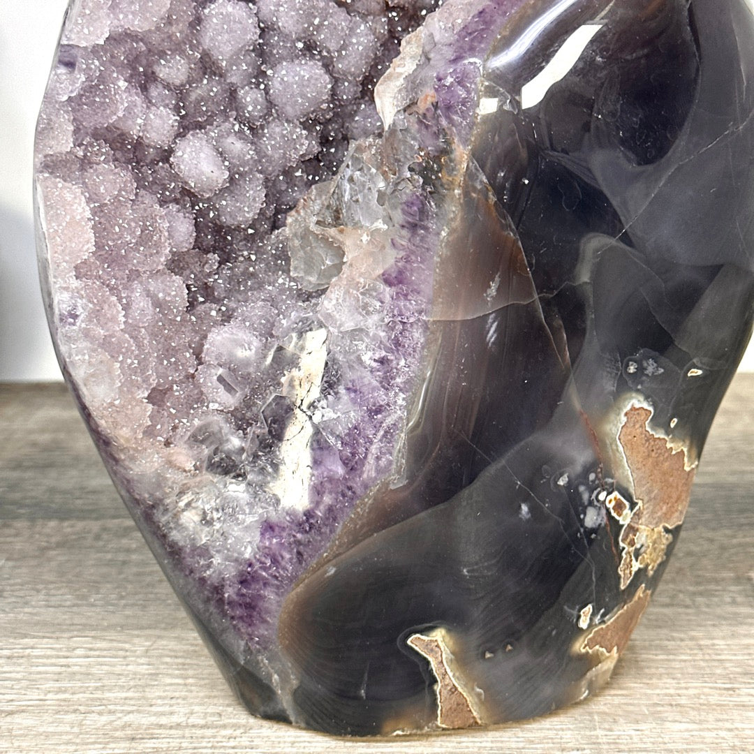 Zucker-Amethyst Cluster mit harmonischer, dekorativer Tiefenwirkung und Achat-Schale