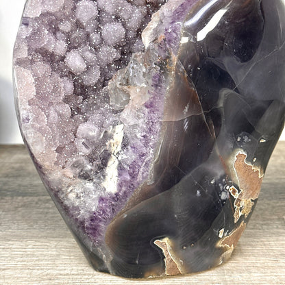 Zucker-Amethyst Cluster mit harmonischer, dekorativer Tiefenwirkung und Achat-Schale