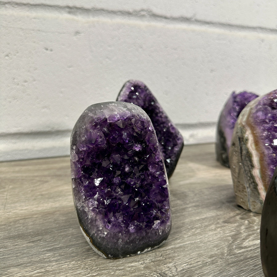 Amethyst-Kathedralen & Drusen-Set 12-teilig, mit symmetrischer Kristallarchitektur und violetter Kristallzone