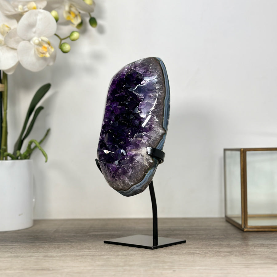 Amethyst-Kristall mit blau gebänderter Achat-Matrix, in exklusiver Premiumqualität