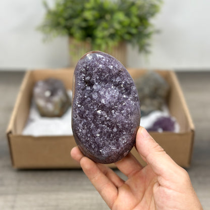 Mineralien-Ensemble mit markanter Formation und strukturierter Kristallbildung