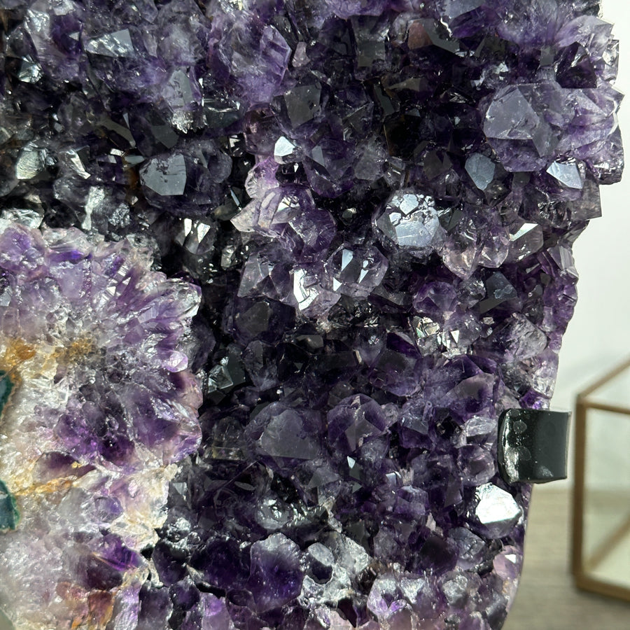 Amethyst-Kristallcluster mit frei gewachsener Spitzenzone