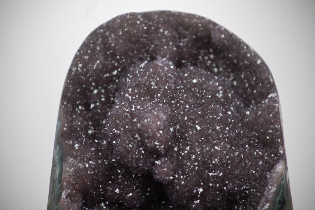Amethyst-Druse mit violetter Kristallstruktur und Jaspis-Schale