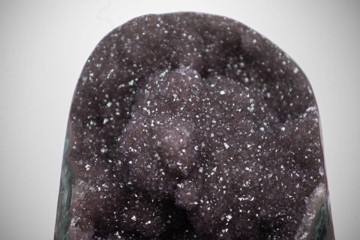 Amethyst-Druse mit violetter Kristallstruktur und Jaspis-Schale