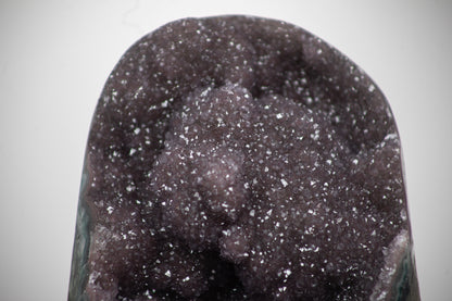 Amethyst-Druse mit violetter Kristallstruktur und Jaspis-Schale