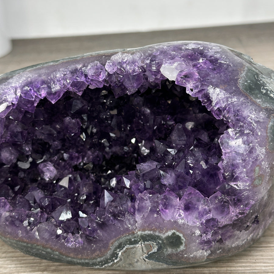 Amethyst-Geode mit polierter Randfläche und natürlicher Kristallstruktur