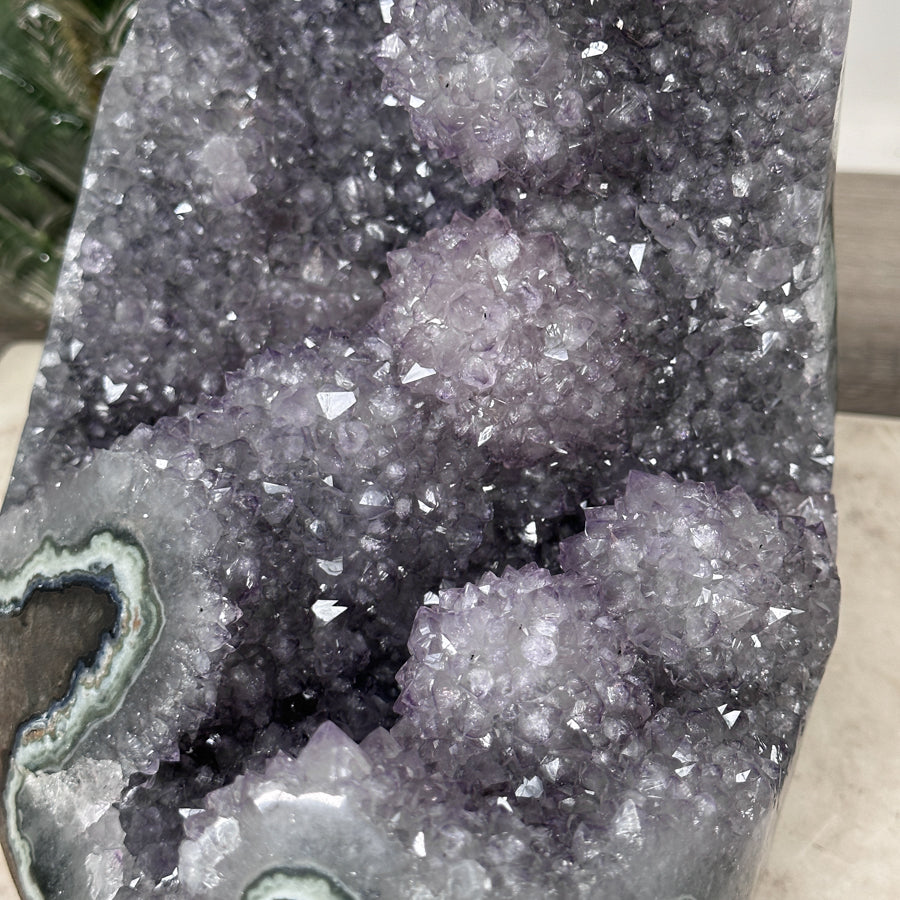 Amethyst-Jaspis-Geode massiv mit stalaktitischer Kristallstruktur und mystisch grüner Jaspis-Matrix