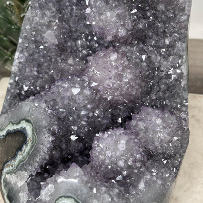 Amethyst-Jaspis-Geode massiv mit stalaktitischer Kristallstruktur und mystisch grüner Jaspis-Matrix