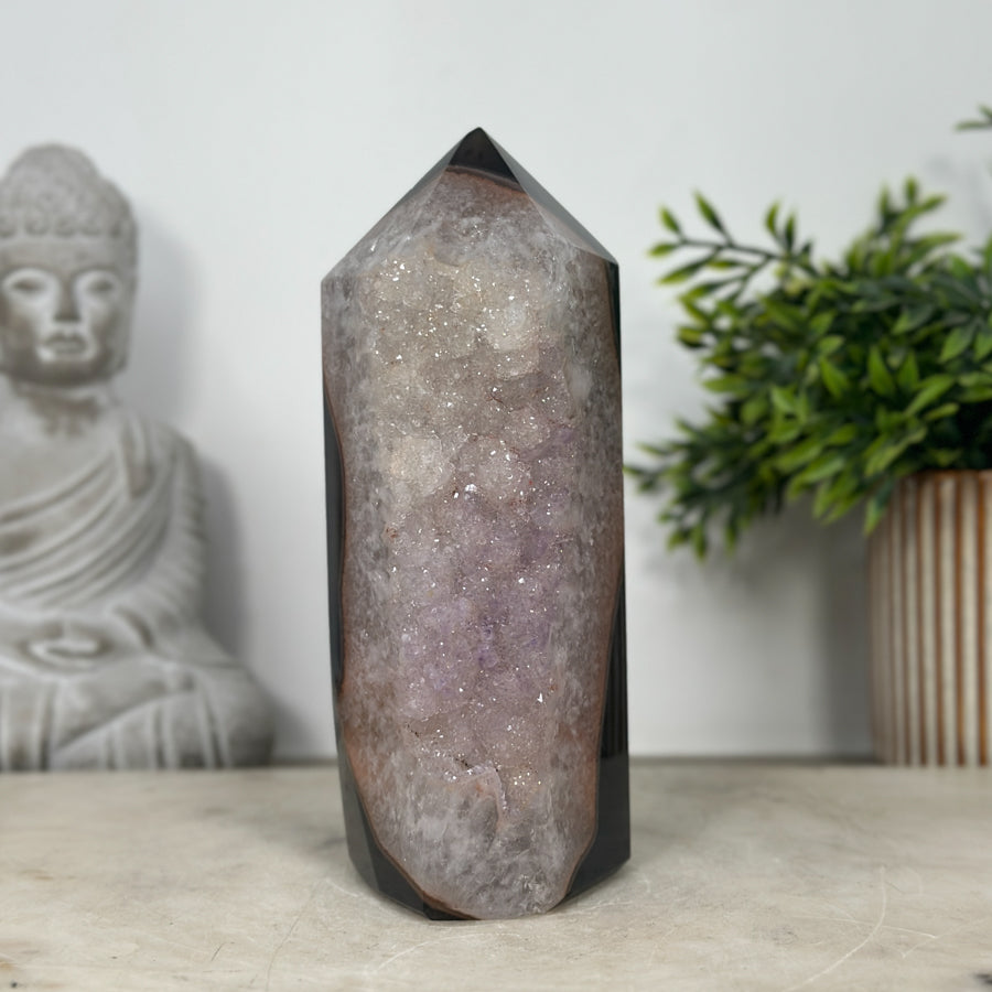 Zuckerquarz-Achat-Obelisk mit funkelnder Kristallstruktur