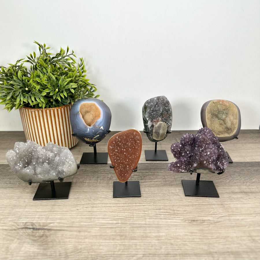 Kristallskulpturen-Set 6-teilig, mit strukturierter Kristallarchitektur aus Amethyst, Quarz und Achat