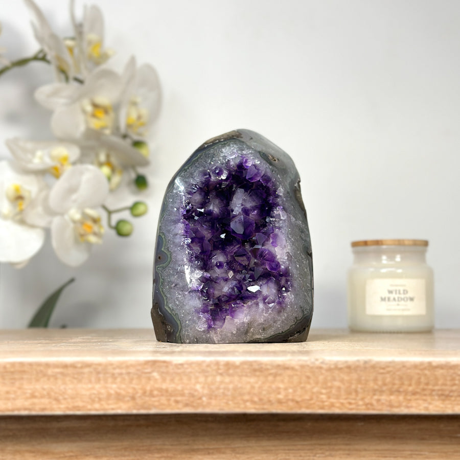 Amethyst-Kathedrale mit großkristalliner, tiefvioletter Kristallbildung