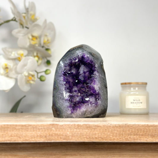 Amethyst-Kathedrale mit großkristalliner, tiefvioletter Kristallbildung