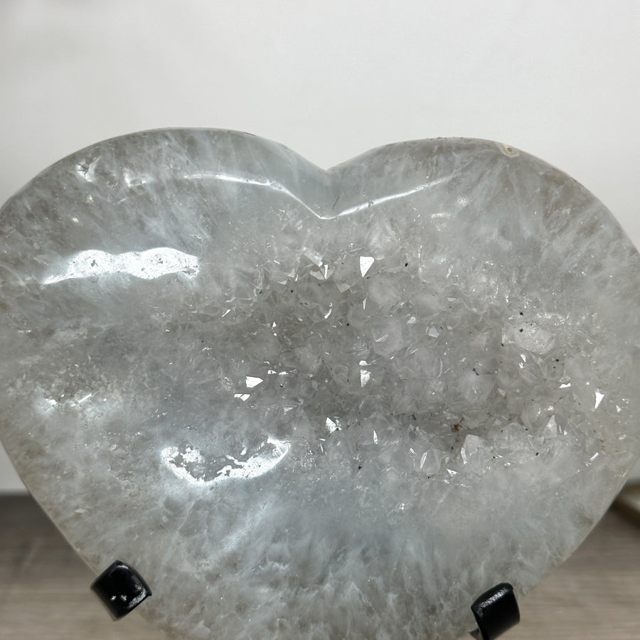 Quarz-Herzskulptur mit kristallklarer, prismatischer Kristallbildung