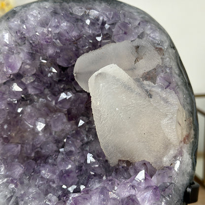 Amethyst-Geode mit individuell gewachsener Kalzit-Formation