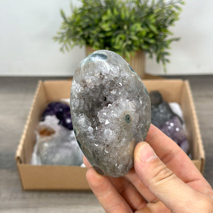 Mineralien-Ensemble mit klarer Kristallstruktur und homogener Ausbildung
