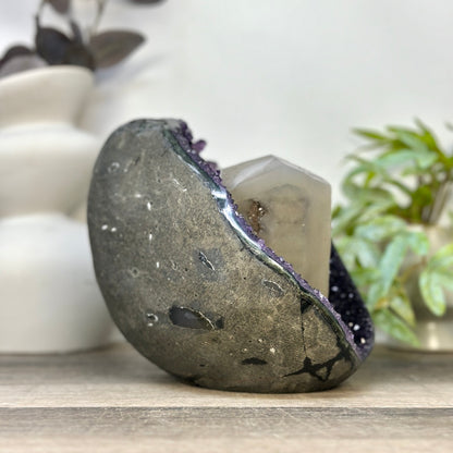 Amethyst groß mit herausragender natürlicher Kalzitbildung und tiefvioletten Kristallen