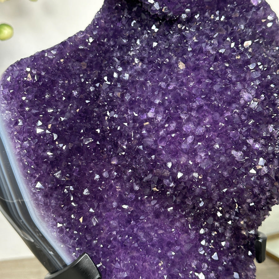 Amethyst-Cluster mit kontrastreicher, blauer Achat-Matrix, in ausgewählter Spitzenqualität