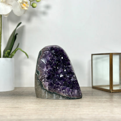 Amethyst-Druse mit großkristalliner, tiefvioletter Kristallstruktur