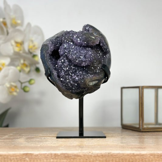 Galaxy-Amethyst-Exemplar mit fein schimmernder Stalaktitenstruktur