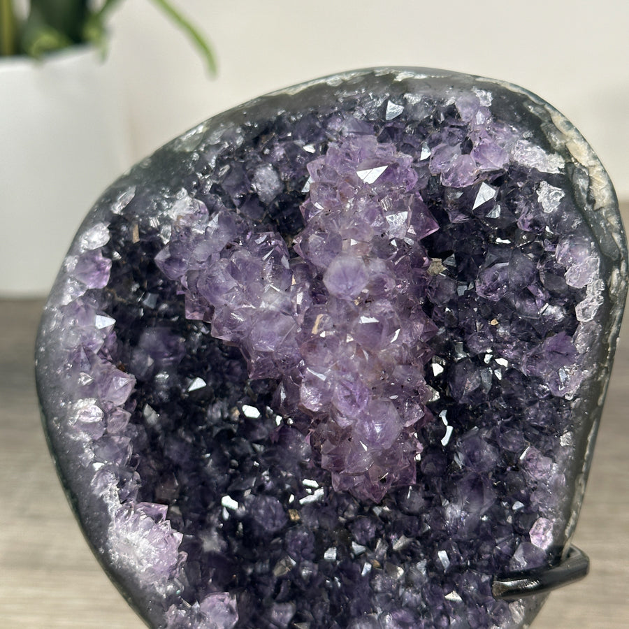 Amethyst-Kristallcluster mit gleichmäßig gewachsener Kristallstruktur