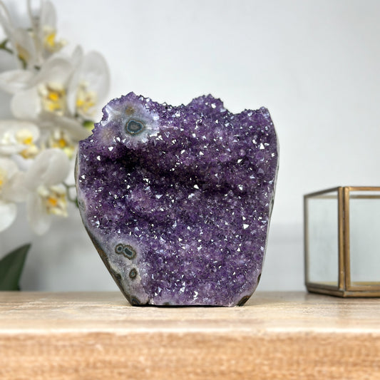 Amethyst-Cluster mit ausgeprägter, tropfsteinartiger Stalaktitenstruktur