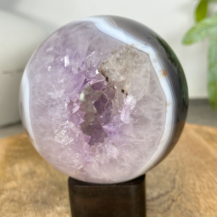 Amethyst-Sphäre mit transparenter Bänderung und klarer Kristallbildung