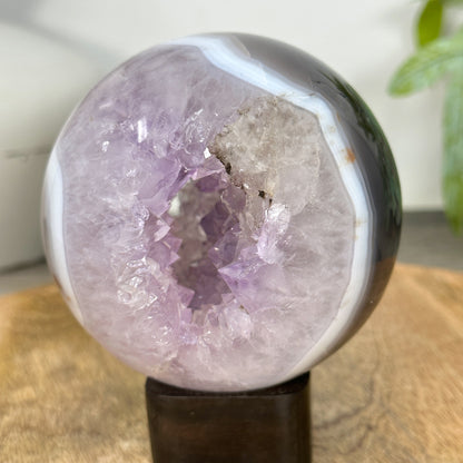 Amethyst-Sphäre mit transparenter Bänderung und klarer Kristallbildung