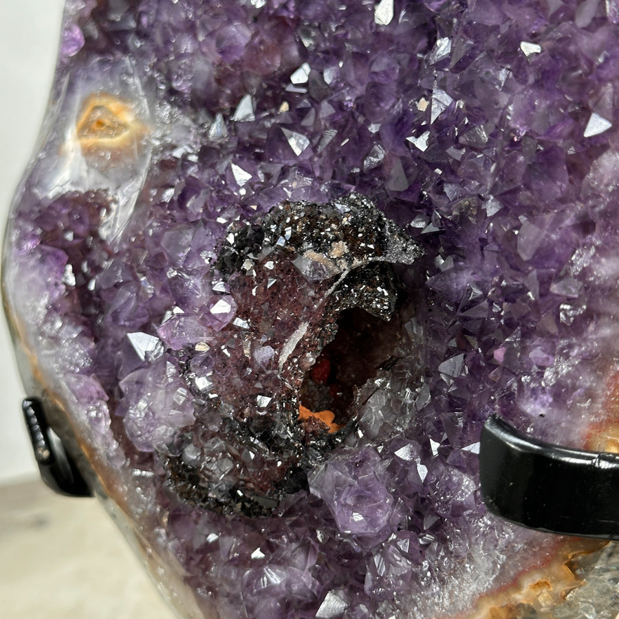 Amethyst-Geode XXL mit einzigartigen Hämatit-Einschlüssen