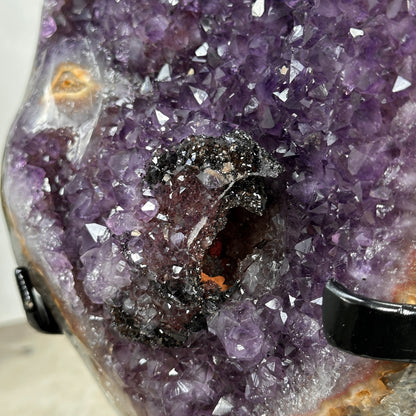 Amethyst-Geode XXL mit einzigartigen Hämatit-Einschlüssen