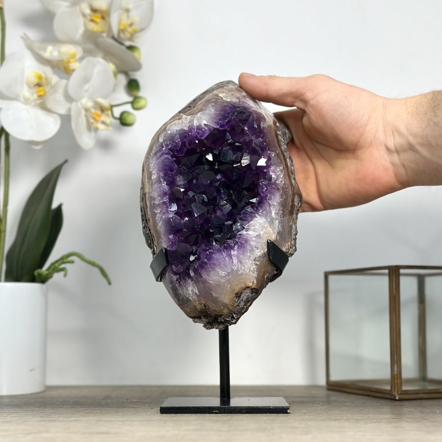 Amethyst-Geode mit tief gesättigter Violettfärbung