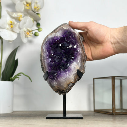Amethyst-Geode mit tief gesättigter Violettfärbung