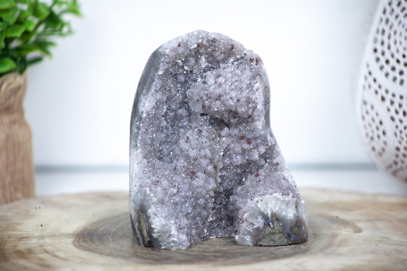 Quarz-Kathedrale mit galaxienartig funkelnder Druzy-Kristalloberfläche