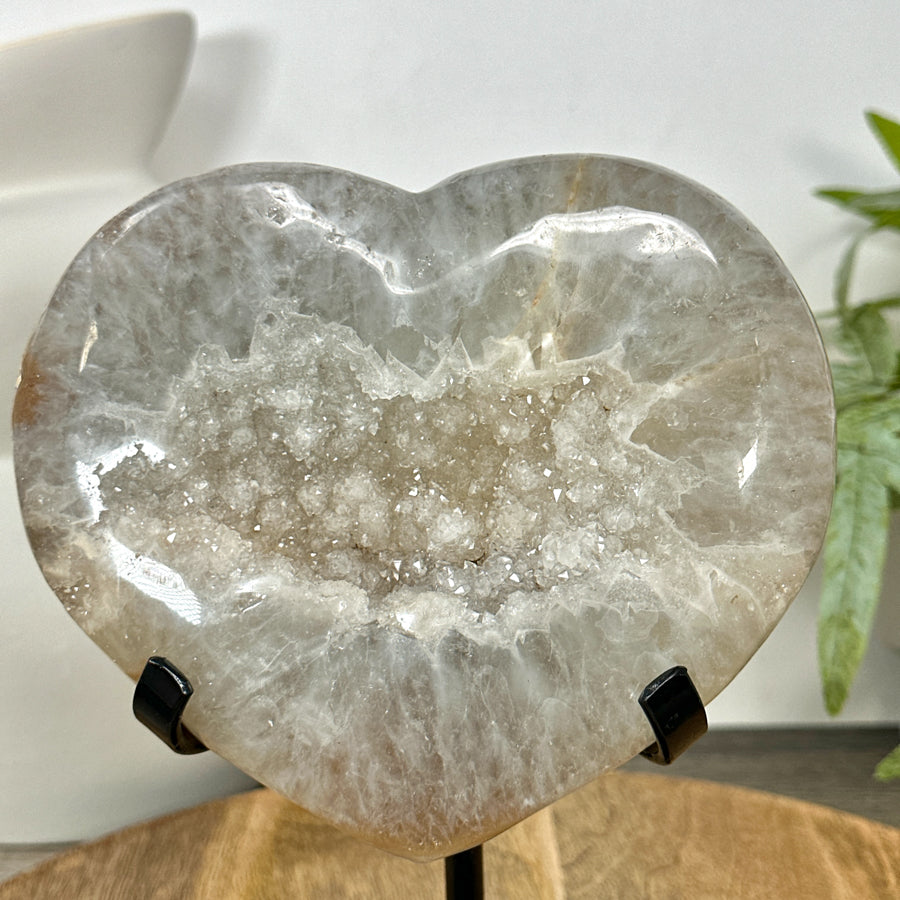 Quarz-Herzskulptur mit klar definierter, lichtreflektierender Kristallstruktur