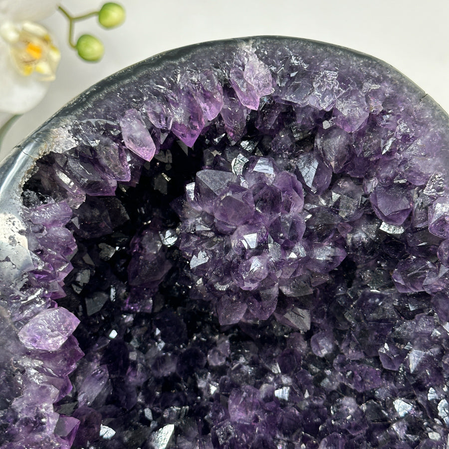 Amethyst-Geode mit groß gewachsener Kristallfläche