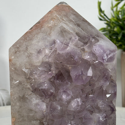 Amethyst-Achat-Obelisk mit ausgeprägter Kristallmatrix