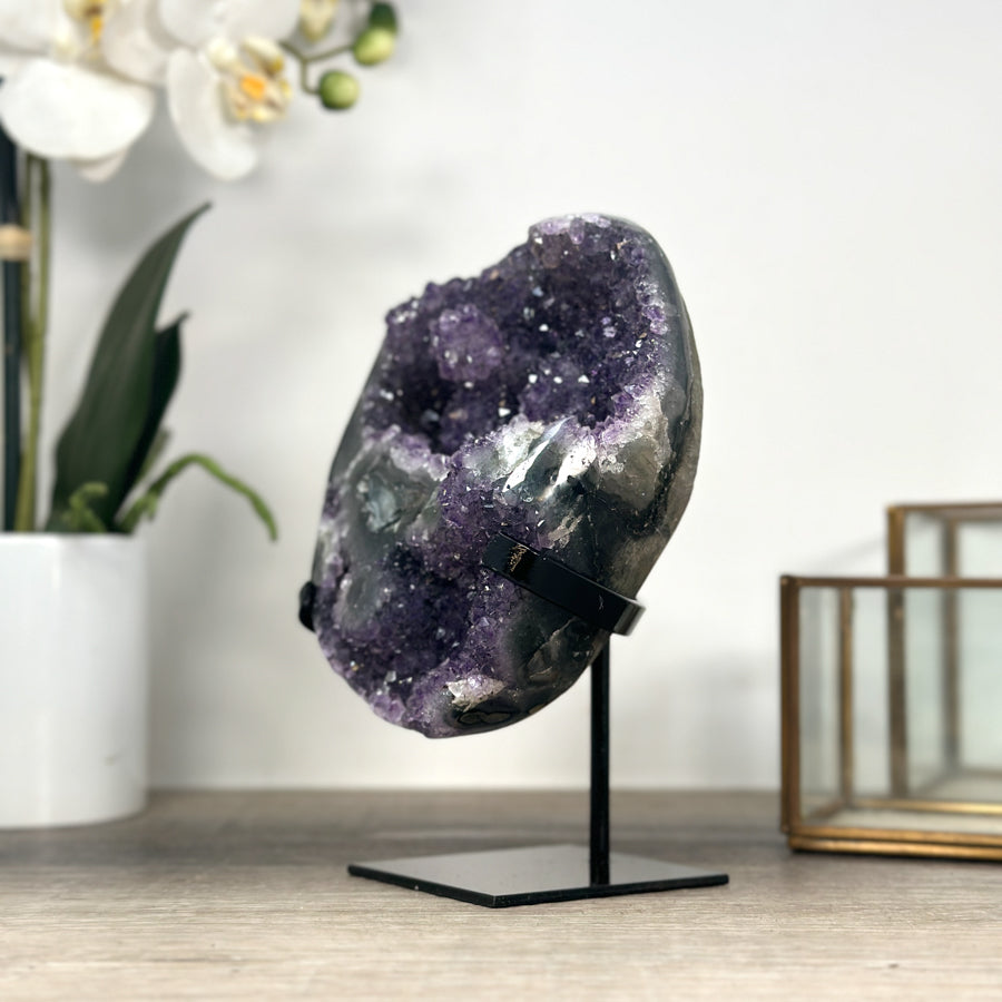 Amethyst-Cluster mit facettenreichen, violetten Kristallspitzen