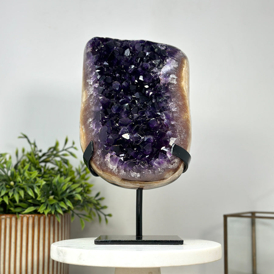 Amethyst mit gelbtoniger Jaspis-Matrix, in hochwertiger Naturqualität